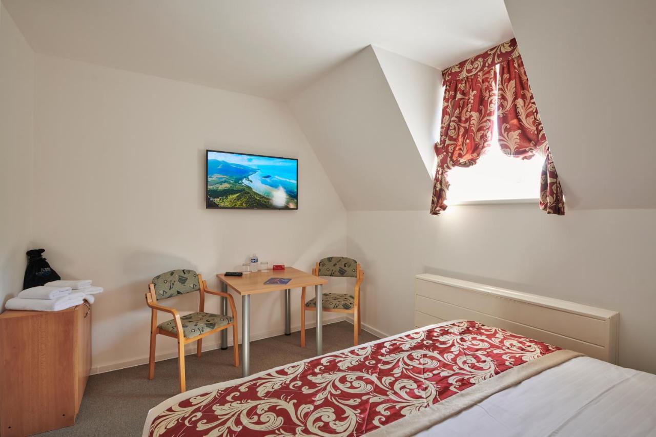 Hotel Mezni Louka Hřensko Exteriör bild